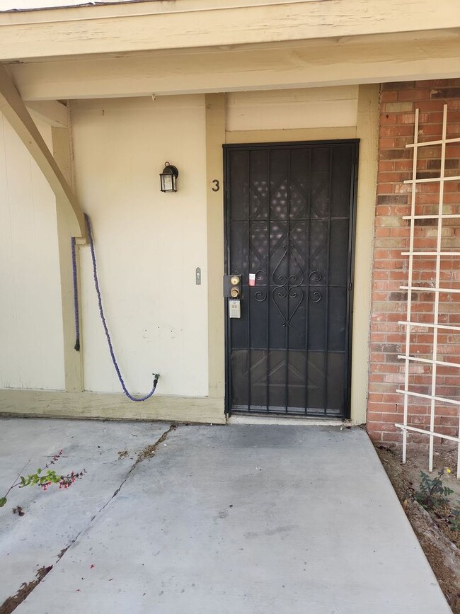 Foto del edificio - 2 BED, 1 BATH TOWNHOUSE CLOSE TO UNLV!!!!