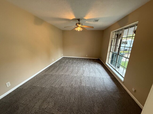 Foto del edificio - 107 State Hwy 75 N