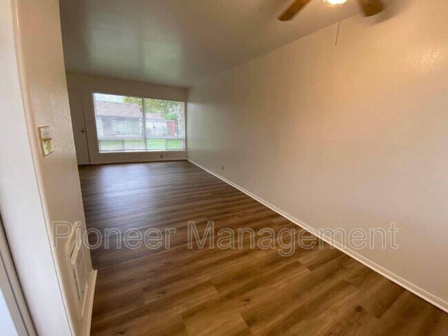 Foto del edificio - 755 NE Alameda Ave