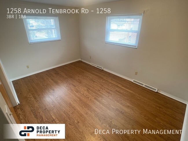 Building Photo - 3 Bedroom Duplex