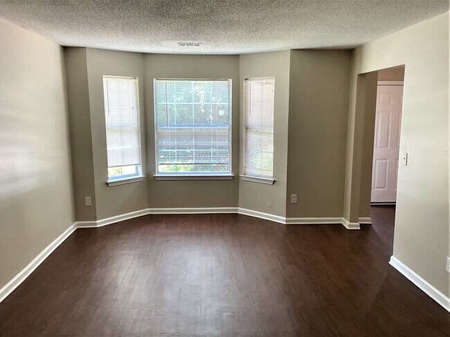 Foto del edificio - 2208 Hidden Creek Dr