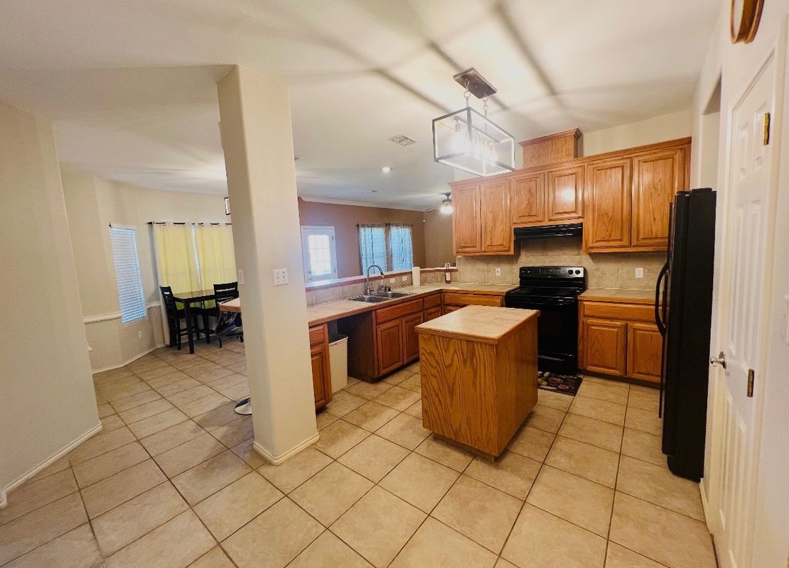 Building Photo - 2822 Regency Dr