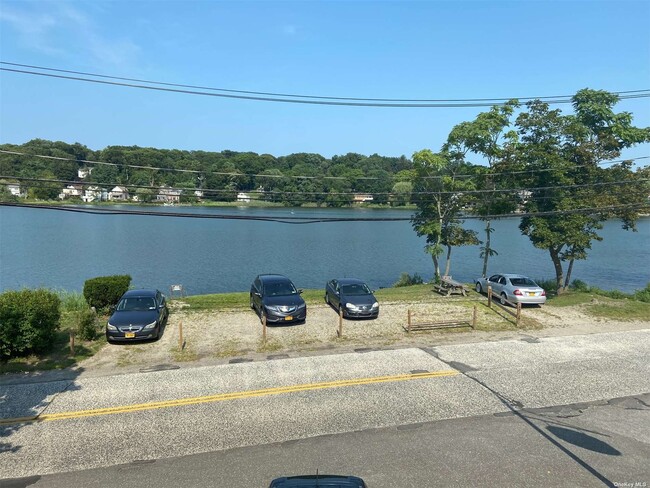 Foto del edificio - 49 Centershore Rd