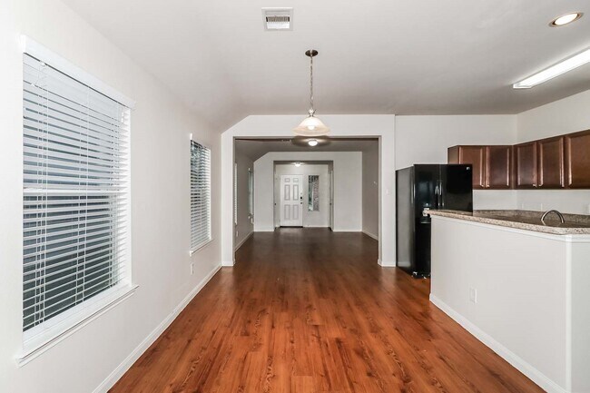 Foto del edificio - 18731 Dennington Dr