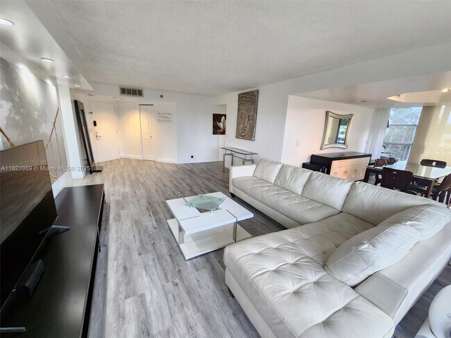Building Photo - 3500 Mystic Pointe Dr