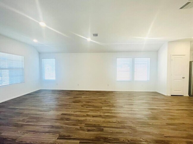 Foto del edificio - 3619 River Sand Rd