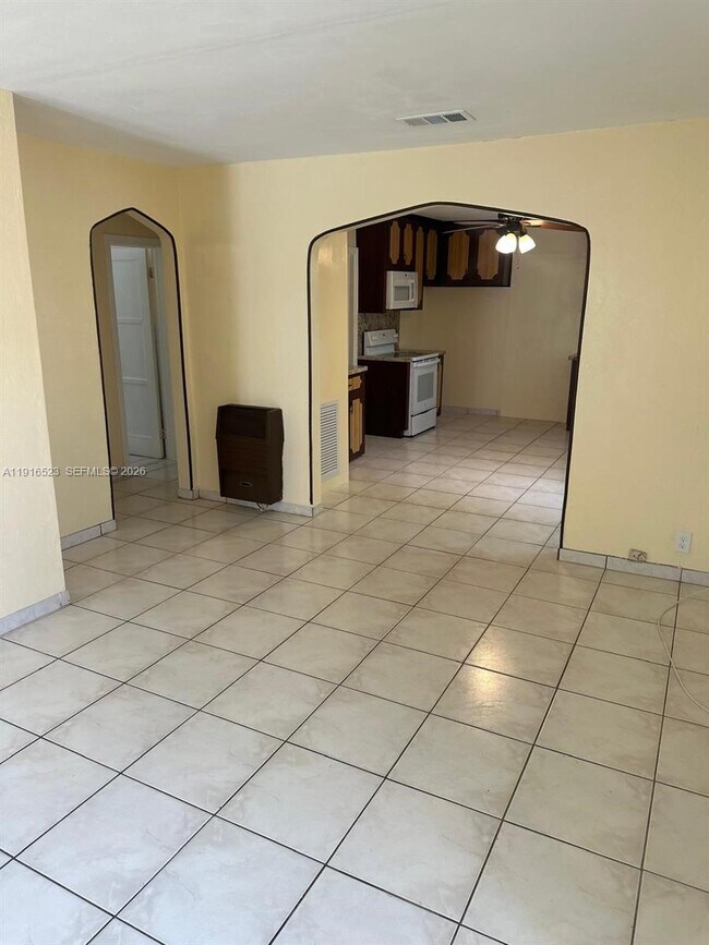 Building Photo - 11108 Peachtree Dr