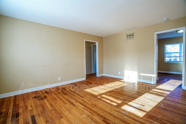 Foto del edificio - 1443 Nightingale Rd