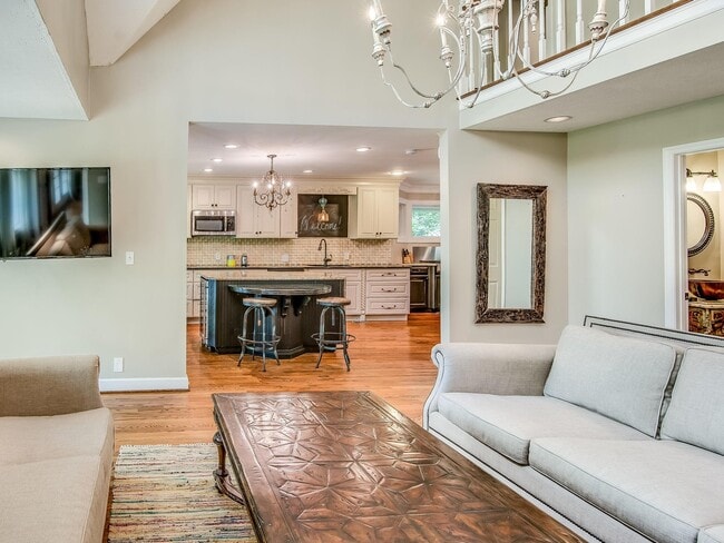 Building Photo - Beautiful Home in Private Wooded Setting m...