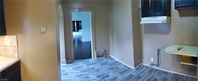 Building Photo - 890 Bye St