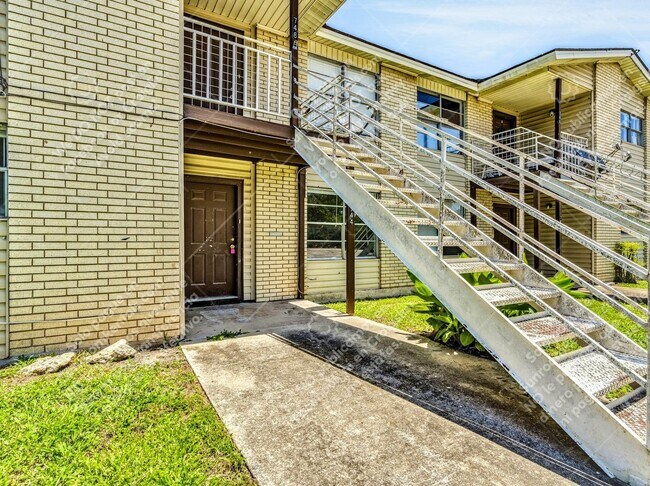 Foto del edificio - 744 Old Martindale Rd