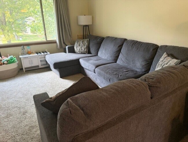Foto del edificio - Great *3Bed*2.5Bath duplex in great Bloomi...