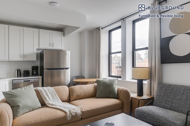 Building Photo - 45 W 81st St