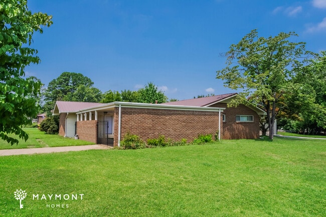 Building Photo - Charming 3 Bedroom