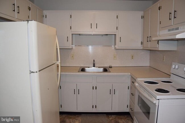 Building Photo - 3872 Shadywood Dr