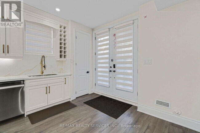 Building Photo - 66 Hanbury Cres