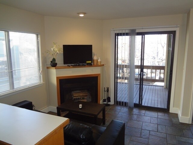 Building Photo - Awesome Furnished one bedroom Condo, short...