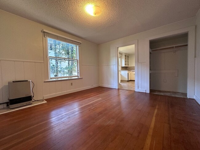Building Photo - Charming Vintage Studio with Garden Access in Great Hawthorne Location!