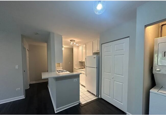 Building Photo - 900 W Fullerton Ave