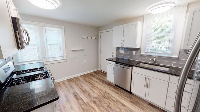 Foto del edificio - BEAUTIFUL 3 Bedroom, 1 bath with NEWER Ren...