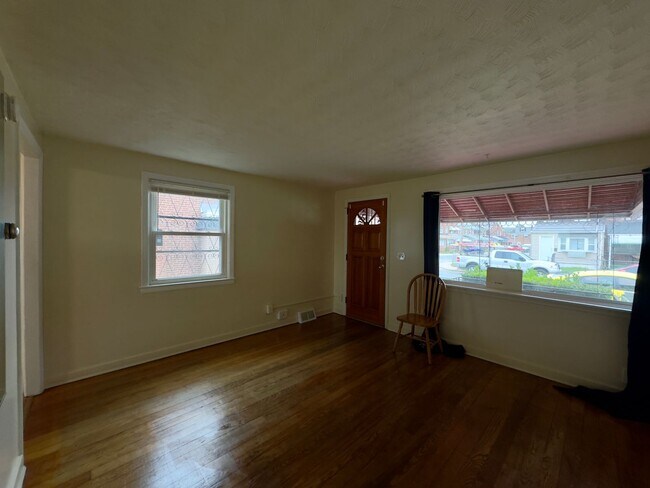 Building Photo - Charming 2Bed/1Bath in Dundalk