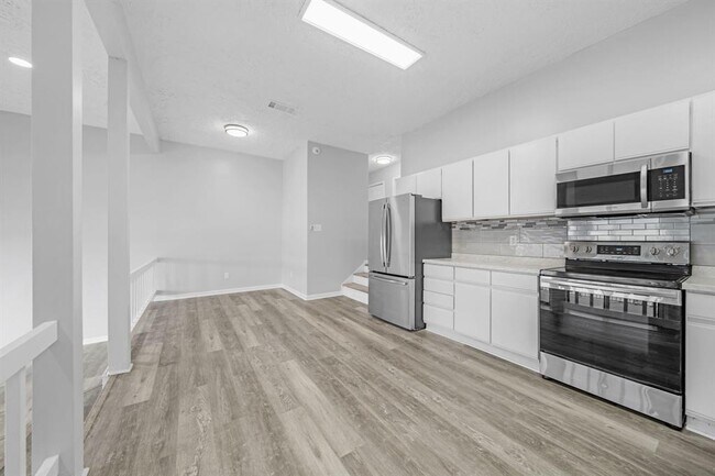 Building Photo - 1216 Lake View Dr