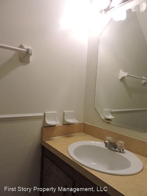 Building Photo - 2 br, 1.5 bath House - 611 Acorn Grove Court