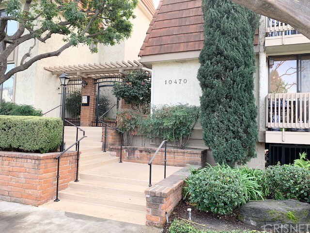 Building Photo - 10470 Riverside Dr