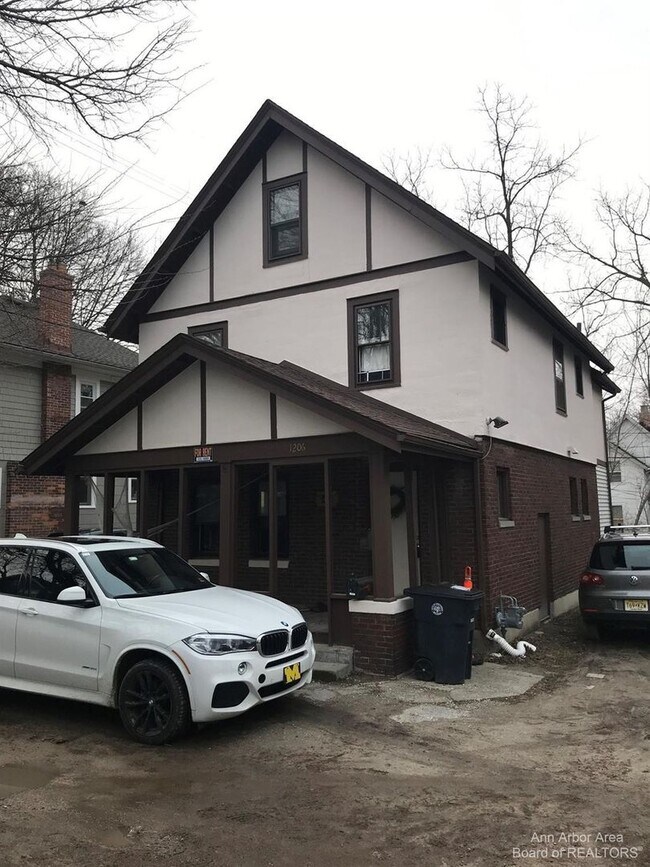 Building Photo - Five Bedroom Home Available for May 2024!