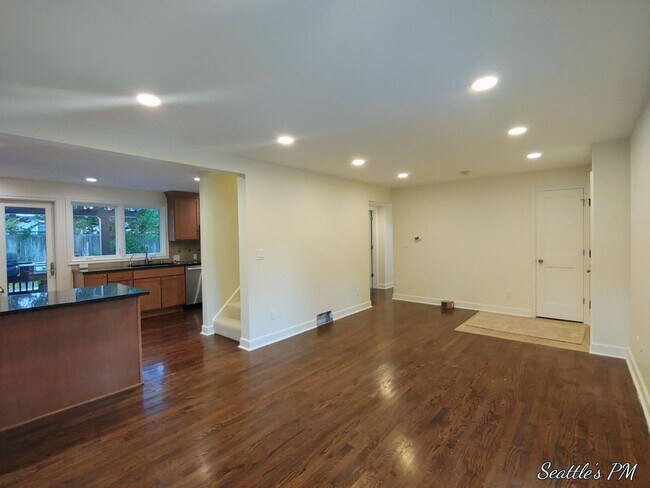 Building Photo - Wedgwood 4 Bedroom 2 Bathroom Gem