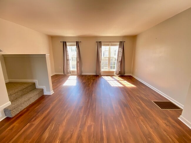 Building Photo - 2703 Equestrian Dr