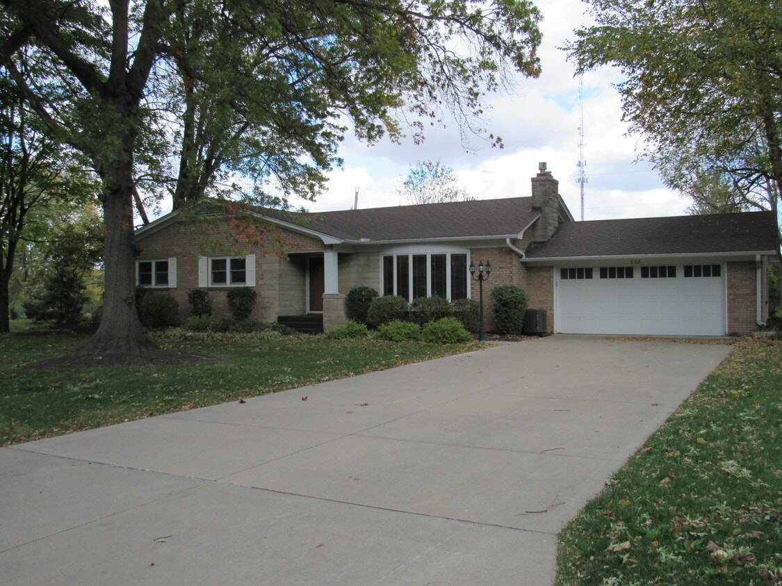 Primary Photo - 233 Manor Dr