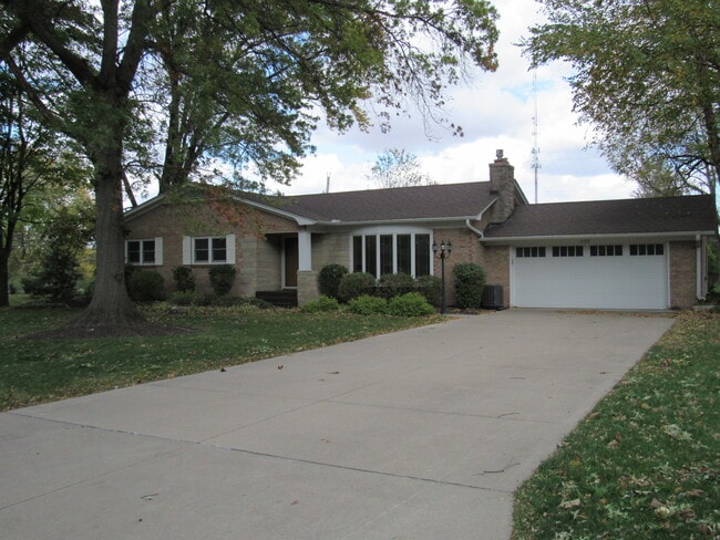 Building Photo - 233 Manor Dr