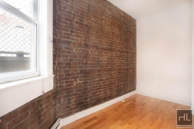 Building Photo - Bright 3 Bedroom in Fort Greene