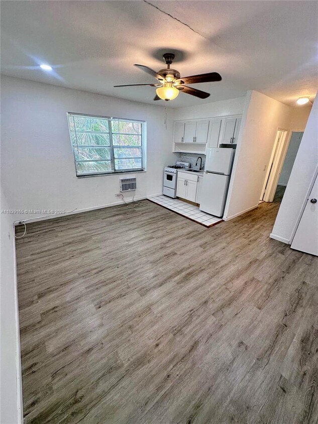 Foto principal - 9064 Collins Ave