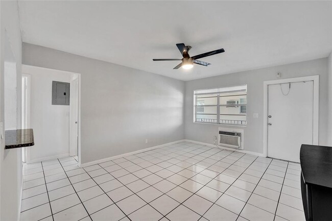Foto del edificio - 7401 Pines Blvd