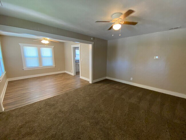 Foto del edificio - AVAILABLE NOW!  2 bedroom 1.5 bathroom