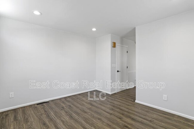 Building Photo - 131 Fairground Ave