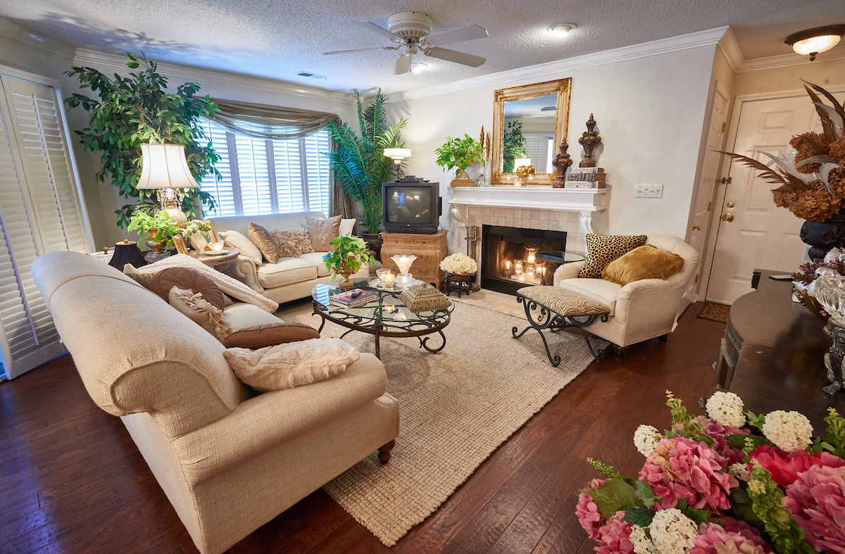 Living Area w Fireplace, Stereo; Television - 5001 Sharon Rd