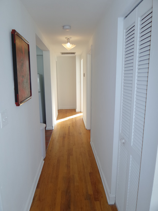 corrider leading to kitchen and bedrooms - 1200 Euclid Ave