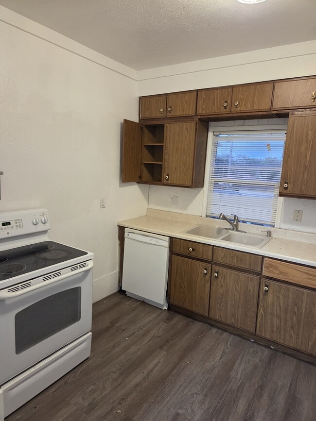 Building Photo - 610 S Grange Ave