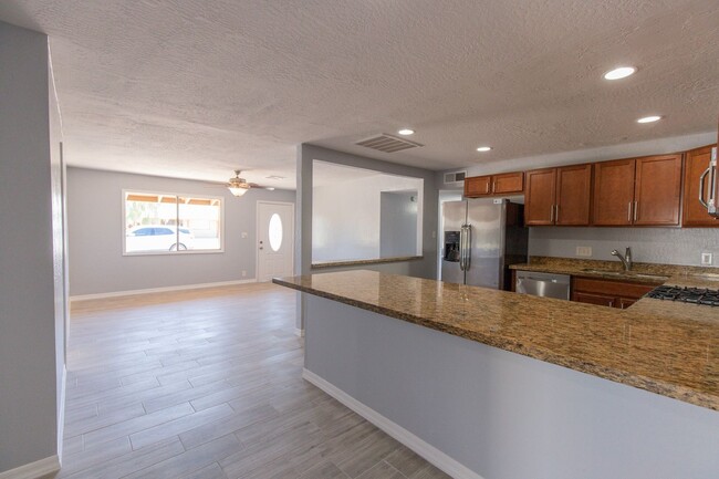 Building Photo - Beautifully remodeled 6 Bedroom 3 bath in ...