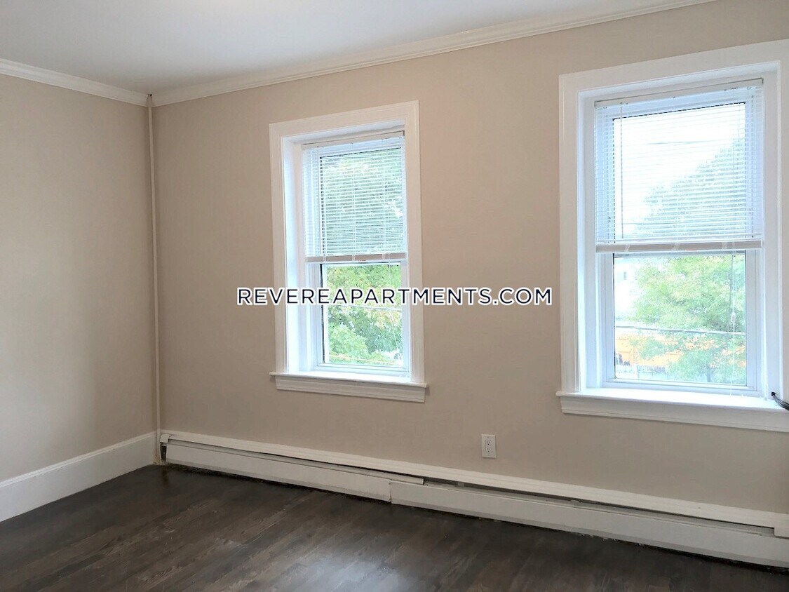 Building Photo - 282 Revere St