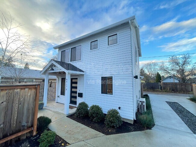 Foto del edificio - 6517 SE Woodstock Blvd
