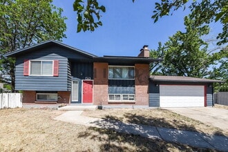 Building Photo - 983 E Dry Gulch Cir