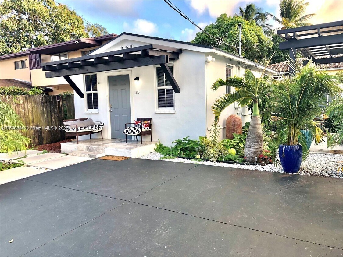Foto principal - 210 NE 110th St