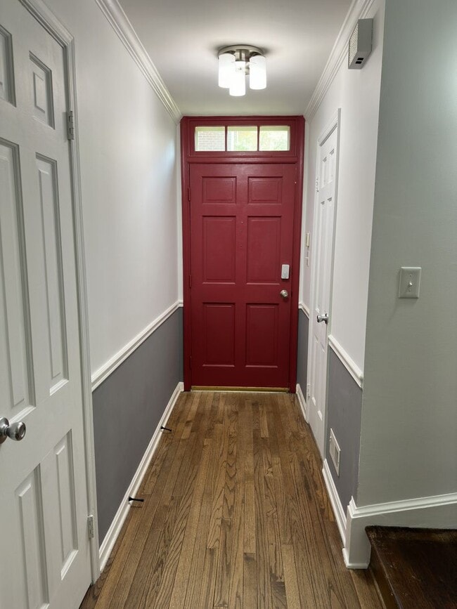 Building Photo - Charming 2 Bedroom 2.5 Bath Townhouse In O...