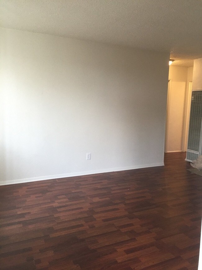 Building Photo - Nice 2br 1ba Downstairs Apartment