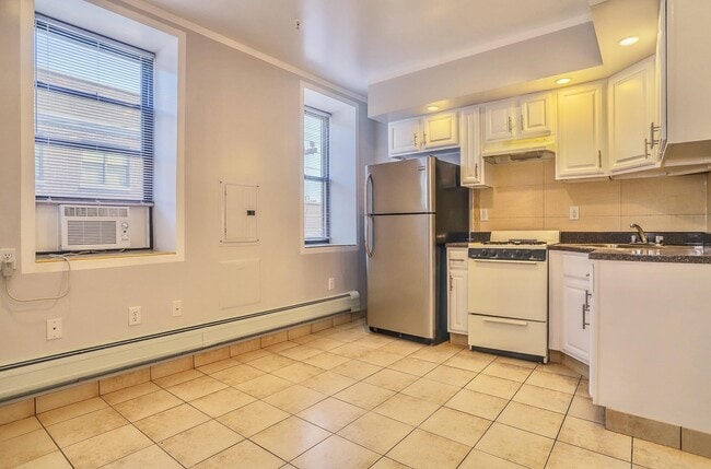 Building Photo - 715 28th St