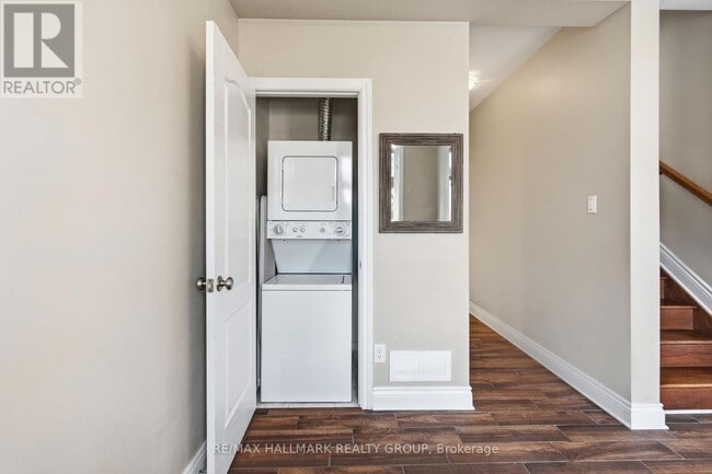 Building Photo - 290 Cambridge St N